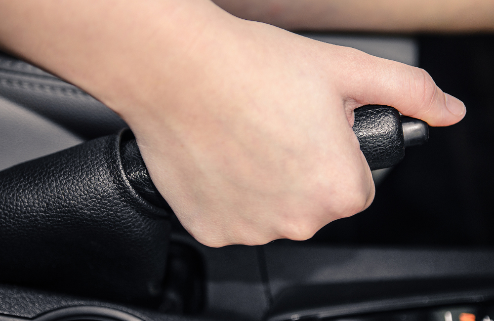 2.H2 ดึงเบรกมือต้องกดปุ่มหรือไม่